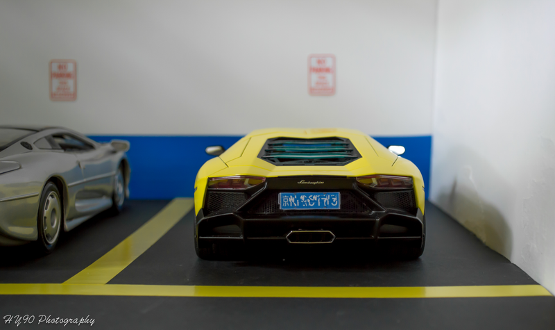 Illustration for article titled 1:18 Parking garage diorama